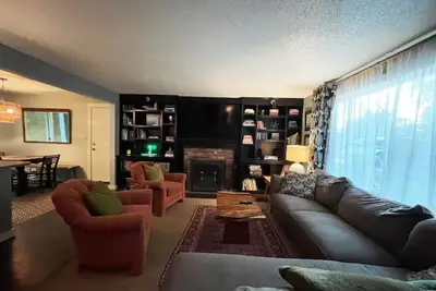 Image de Spacious 4br home w/private fenced yard