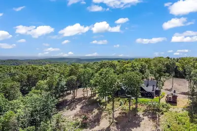 Image de Pet Friendly, New Construction/ Mtn Views/ Hot Tub / Game Room/ Outdoor Kitchen