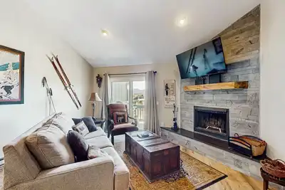 Image de 3-story mtn-view townhouse with balcony, grill, wood fireplace, & washer/dryer