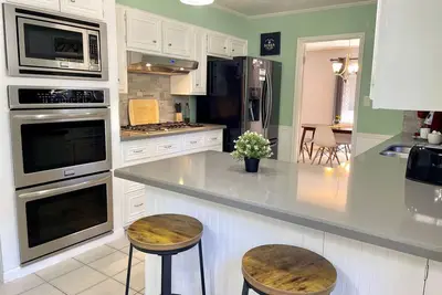 Image de Spacious 3bed 2 bath with 3 King Beds. Pool\/Game room. Centrally located