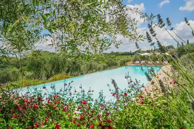 Image de Maison de vacances privée avec Wifi, bain à remous, sauna, climatisation, piscine, Tv, véranda