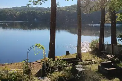 Image de Quiet waterfront 4-season cottage on Sandogardy Pond.