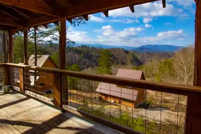 Pop's Perch (2-Bedroom Cabin) - Pets Allowed by RedAwning