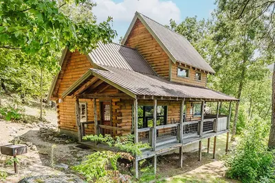 Hunter's Hideaway (2-Bedroom Cabin) with Mountain view - Pets Allowed by RedAwning