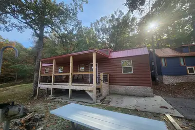 Image de Spacious Lake Cabin featuring 2 bedrooms, 2 bathrooms, and a spacious loft