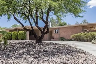 Image de Perfect for families, couples, and golf lovers enjoying a relaxing pool escape