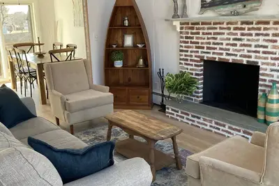 Image de Large Winnapaug Pond Beach House