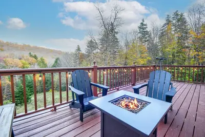 New Renovated Ski Chalet on the River with a Hottub