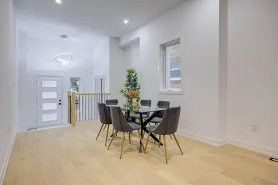 Image de Luxury 6 Bdrm Entire Home in Lakeshore Toronto