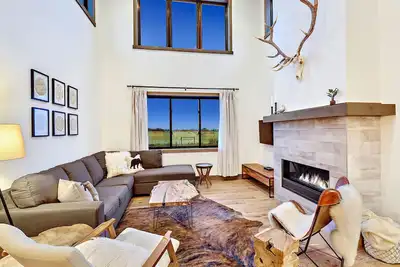 Image de Modern townhome with mountain views. Walk to Msu, 10 mins to downtown Bozeman!