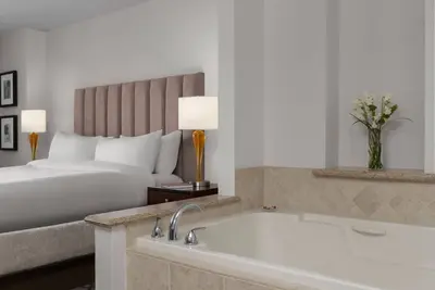 Image de Stay and watch Formula 1 at your doorstep here! ! Perfect Location!