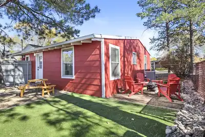 Image de Downtown Strawberry Bungalow w/Ac, Fully Fenced Yard, W/D, 3 Samsung Smart TVs