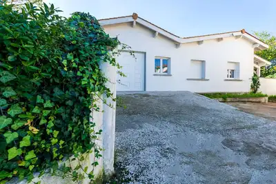 Image de Maison de vacances 'Maison 3 Chambres Jardin 2km Plage' avec terrasse partagée, jardin et Wi-Fi
