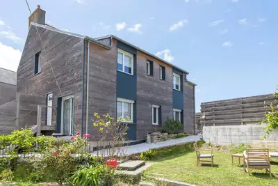 Image de Appartement 'Loft Avec Jardin 5min De La Torche' avec jardin privé et Wi-Fi