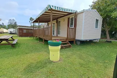 Image de Chalet 'Bungalow T3 I V- 15 Min de Nazaré' avec piscine partagée, terrasse privée et climatisation.