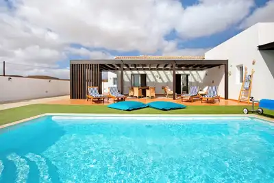 Image de Maison de vacances 'Mayantigo' avec vue sur les montagnes, piscine privée et Wi-Fi