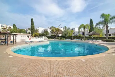 Image de Appartement 'Flat 2 Bedrooms Cunha' avec piscine partagée, Wi-Fi et climatisation