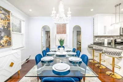 Image de 2 Story Oasis: 30+Days + Large Yard/Pet Friendly