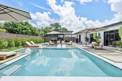 Image de Modern Oasis Miami - luxury rental home close to airports, beaches & shopping.