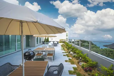 Image de 해운대 오션뷰120평 3개층 독채펜션 / 하루 오직 단 한 가족만이 예약가능 / 4대주차 / 넷플릭스 / 빔프로젝트 / 바베큐그릴