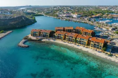 Lovely, relaxing condo located on beautiful peninsula. Only meters from beach!