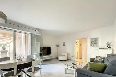 Image de Appartement Central proche Plages avec Piscine, Sauna, Parking et Climatisation