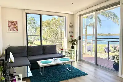 Image de Cosy unit with delightful park and water views. Perfect for a family holiday!