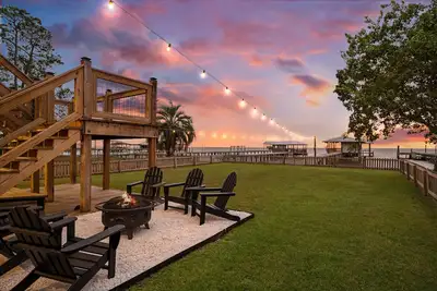 Image de Large back porch, Large fenced yard, Large private pier, Sleeps 8