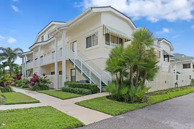 Image de Walk to the Beach/Pool 2/2 Newly Renovated Condo